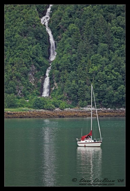 sail-n-falls_5640.jpg - Visiting Sailboat harboring out